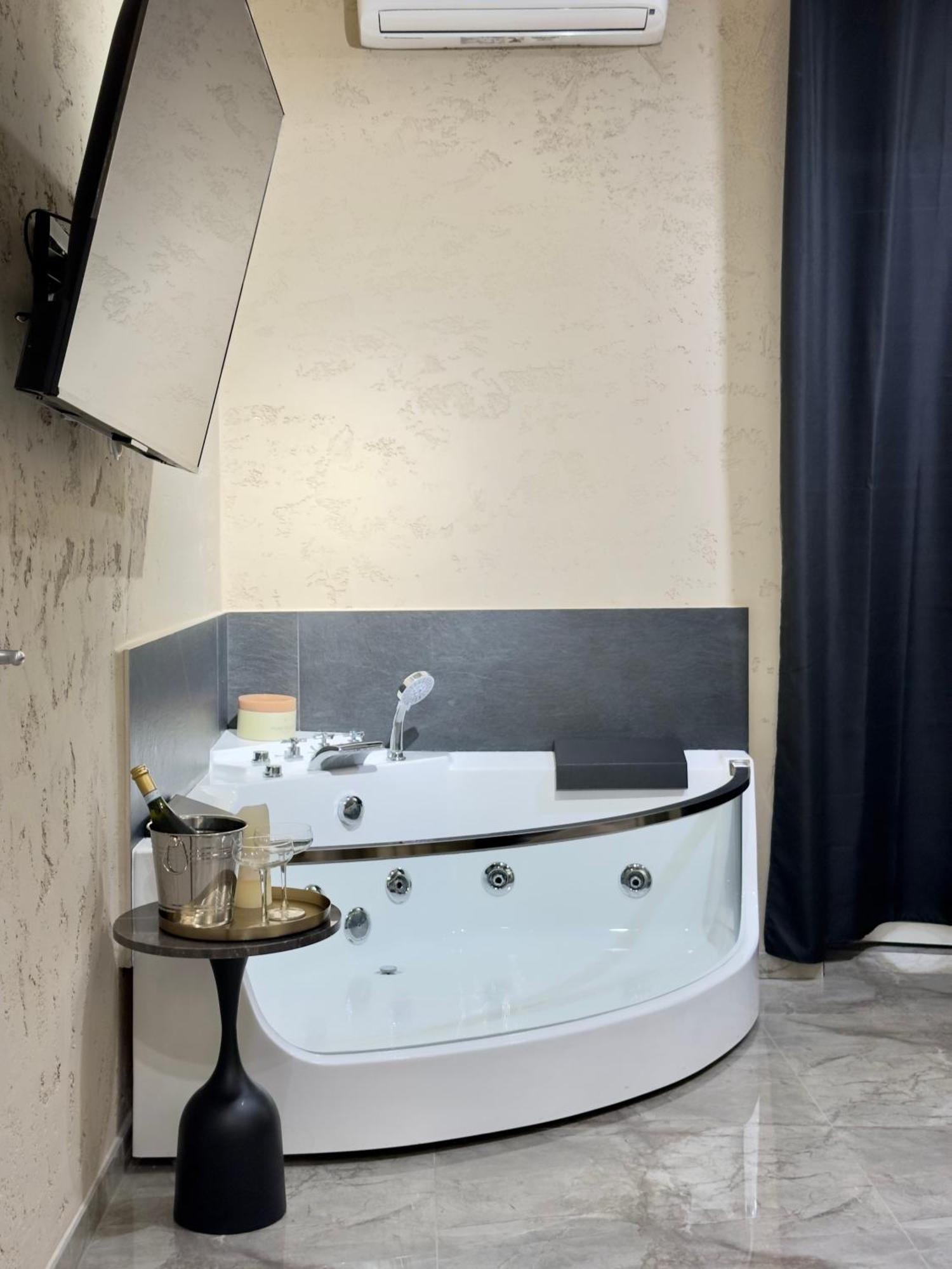 Falco Boutique With Jacuzzi Apartment *