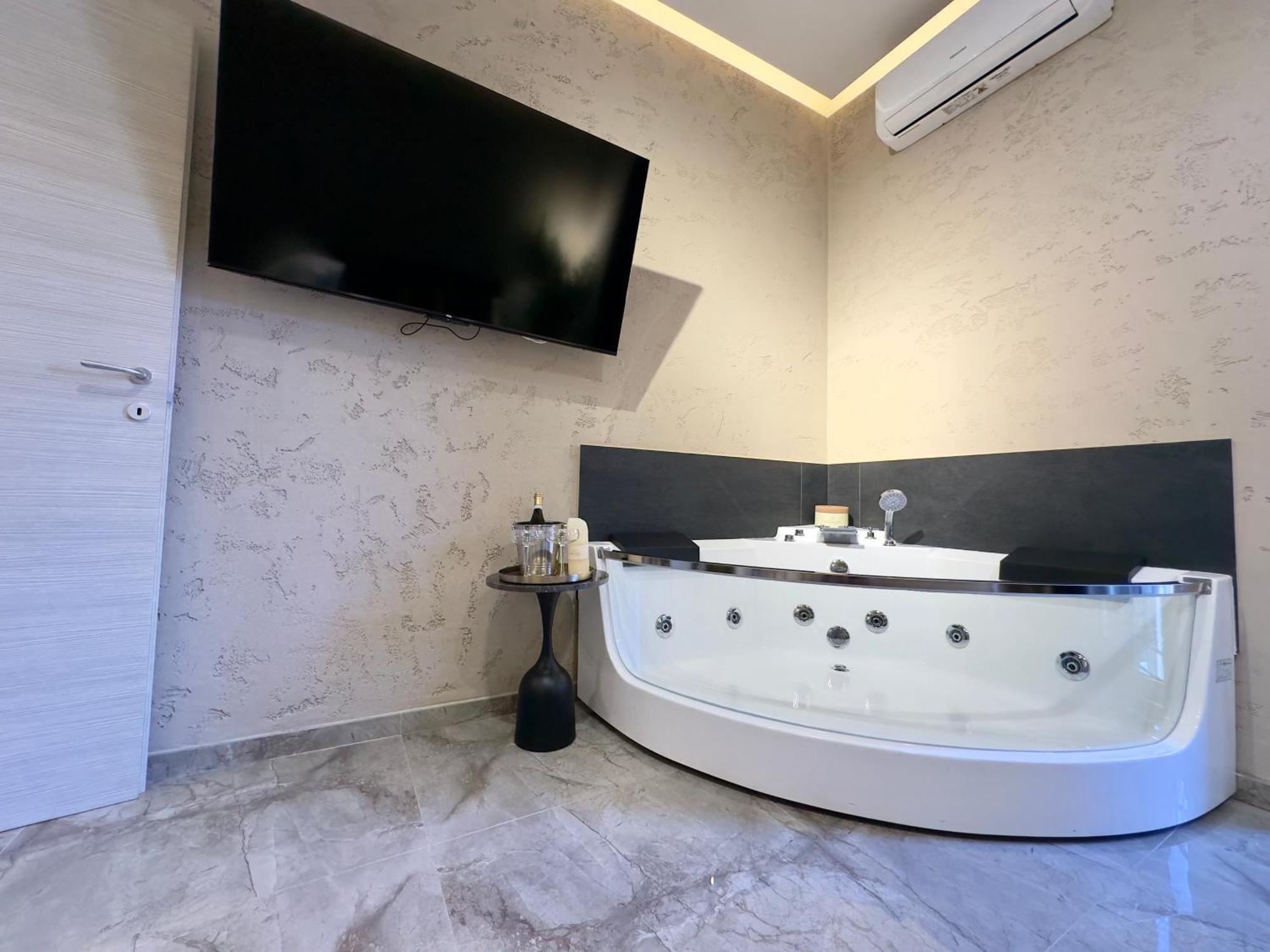 Falco Boutique With Jacuzzi Neapel